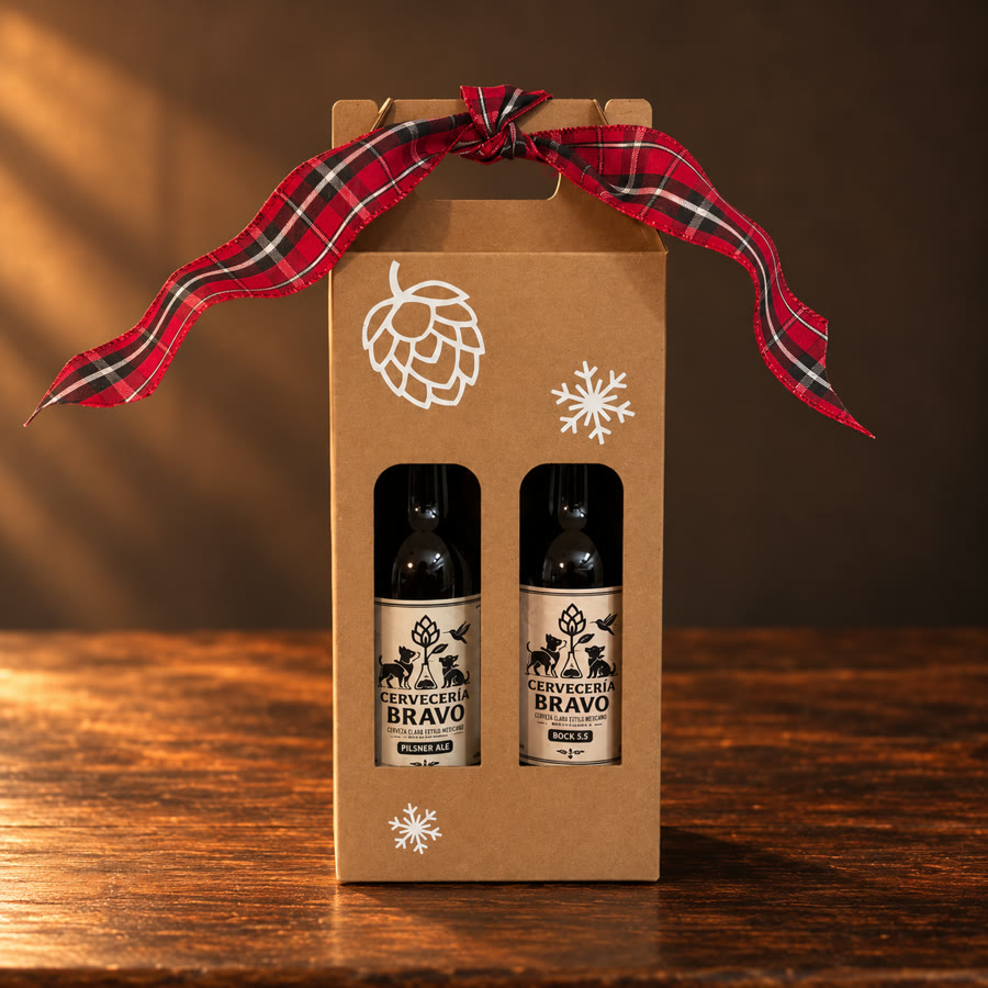 Caja de dos cervezas con copos de nieve y listón escocés rojo, sobre una mesa de madera.